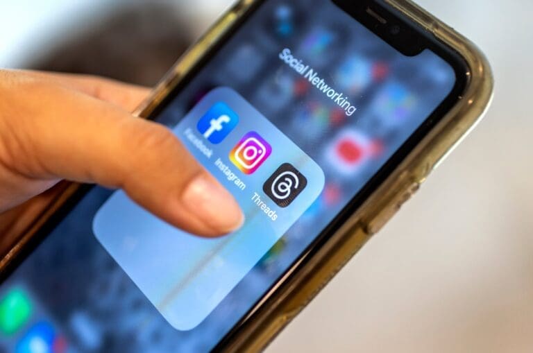 Estudio Revela que 20% de Estadounidenses Se Informa a Través de Influencers en Redes Sociales