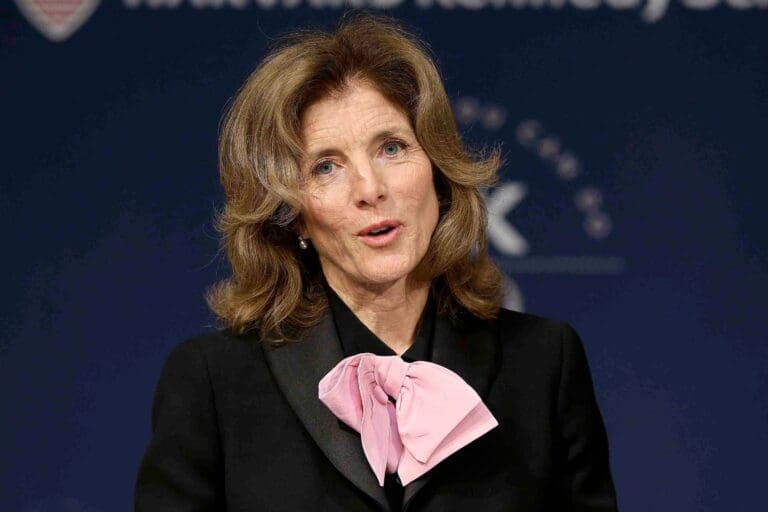 Caroline Kennedy Califica de Peligrosas las Ideas Antivacunas de Robert Kennedy Jr.