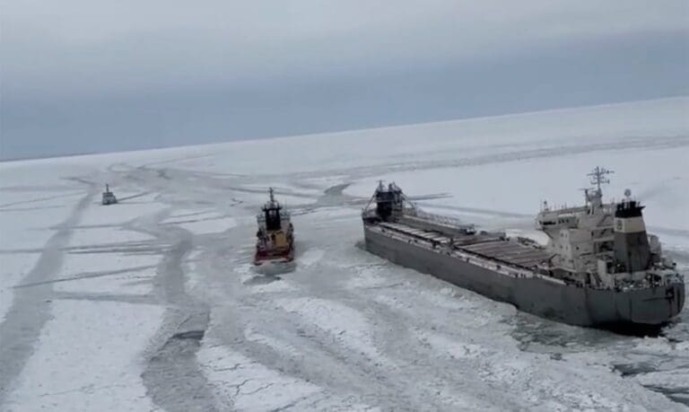 Esfuerzos para Liberar el Carguero Manitoulin Atrapado en el Lago Erie