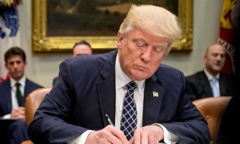 Donald Trump Promulga Orden Ejecutiva para Convertir a EE.UU. en Capital Mundial de Criptomonedas