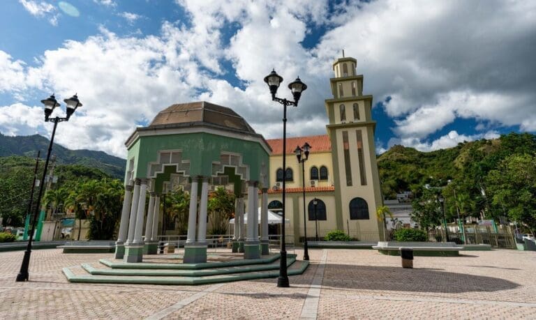 Somos Puerto Rico Ofrece Alimentos y Servicios a Residentes de Río Jueyes en Coamo