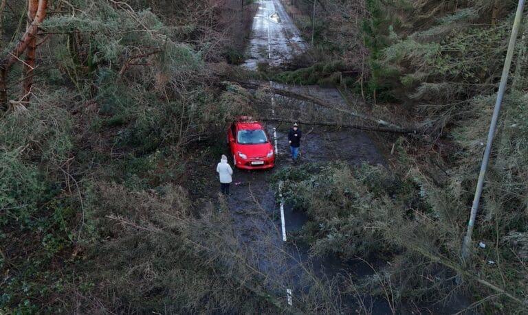 Irlanda Pide Ayuda a Inglaterra y Francia Tras Tormenta Destructiva
