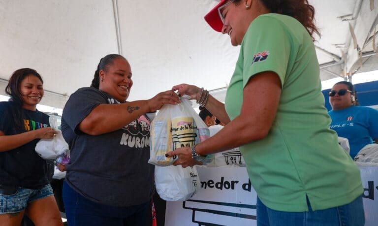 Iniciativa Somos Puerto Rico Distribuye Alimentos en Cataño