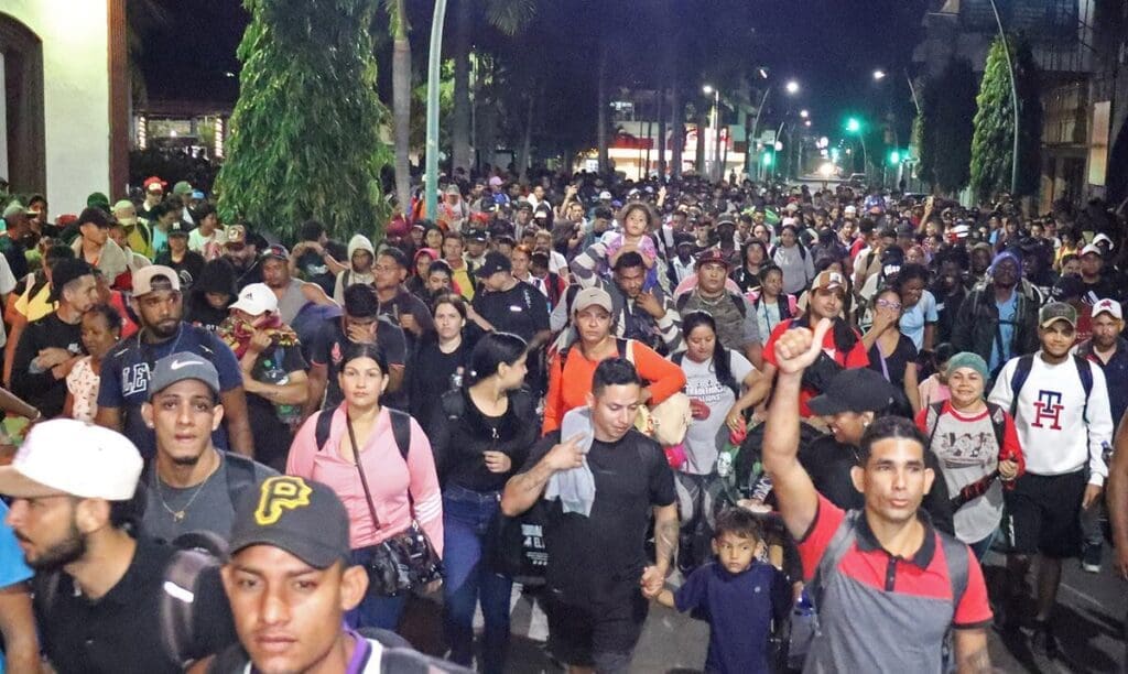 Migrantes inician nueva caravana hacia Estados Unidos desafiando políticas de Trump