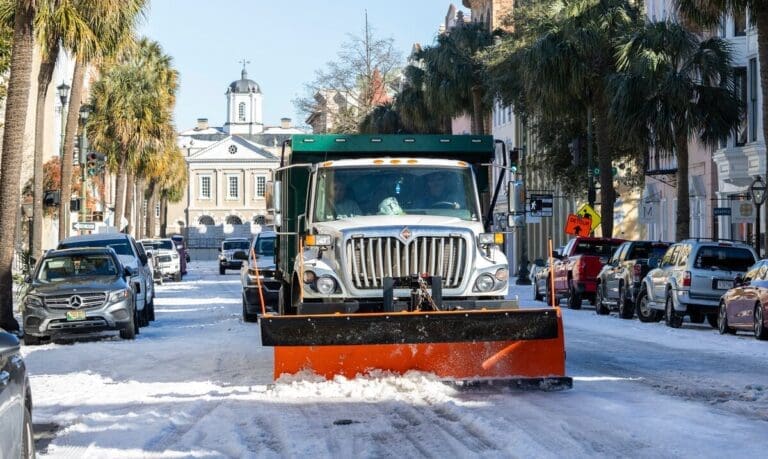 Ciudades del Sur de Estados Unidos Intensifican Esfuerzos para Limpiar Nieve y Hielo Tras Tormenta Invernal
