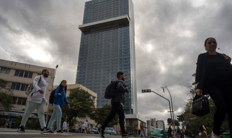 Cubanos Critican Inversión en Hoteles de Lujo en Medio de Crisis Turística