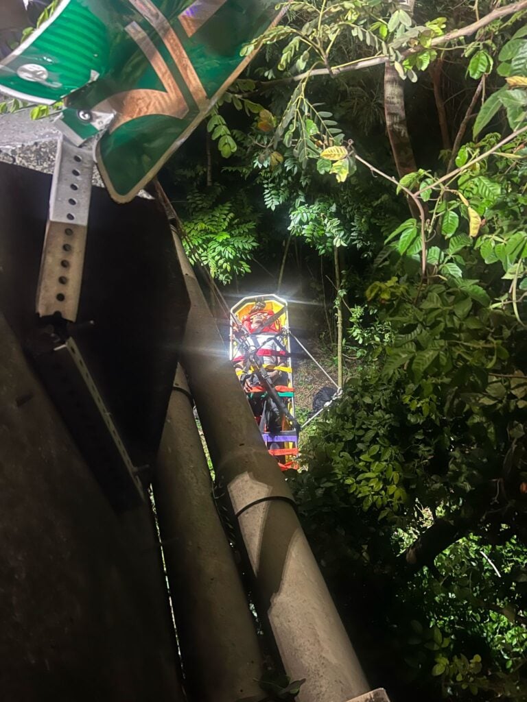 Rescate exitoso de hombre tras caída en autopista PR-22