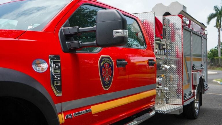 Incendio intencional destruye varios vehículos en Carolina