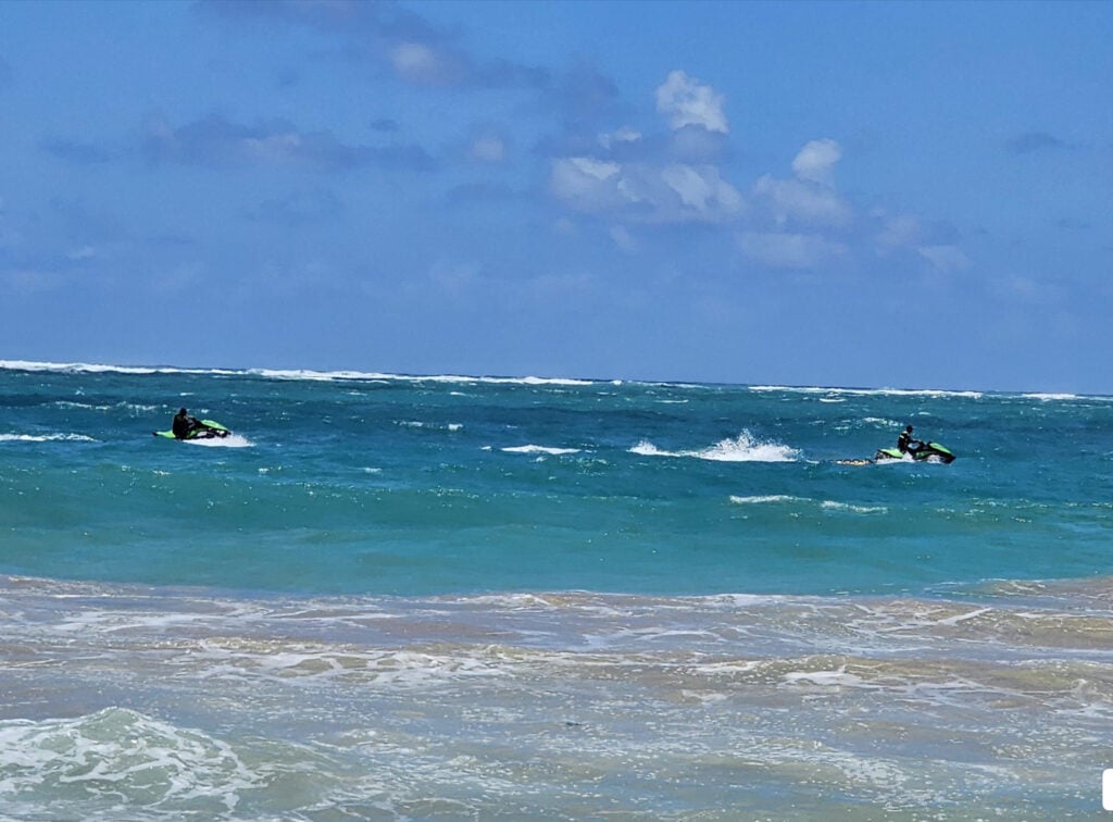 Equipos de Rescate Salvan a Cinco Personas en Playa de Condado