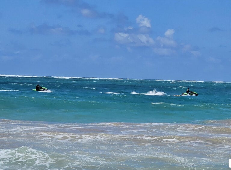 Equipos de Rescate Salvan a Cinco Personas en Playa de Condado