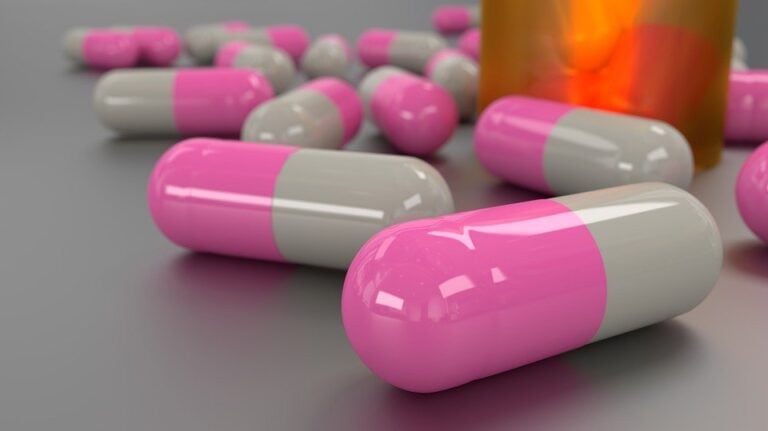 Trump da 60 días a farmacéuticas para bajar precios de medicamentos en EE. UU.