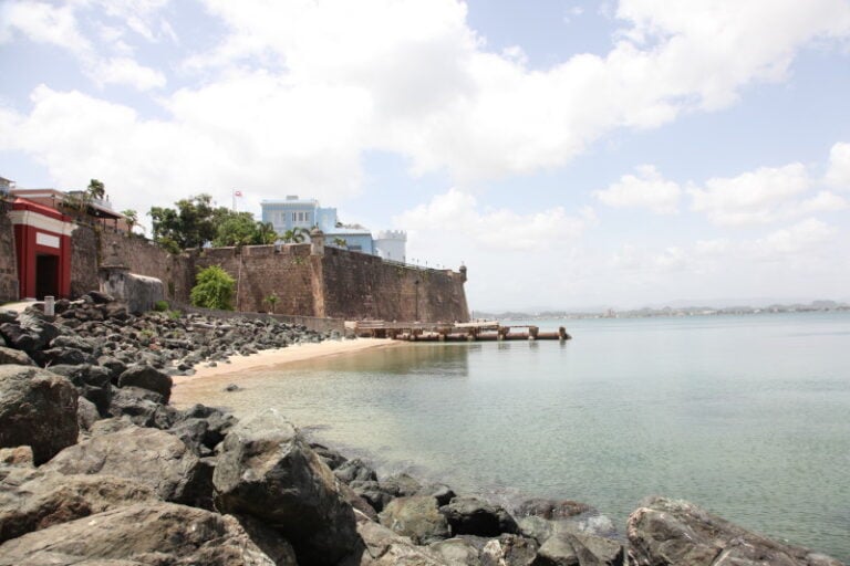 Comienzan trabajos para remover embarcación hundida en la bahía de San Juan