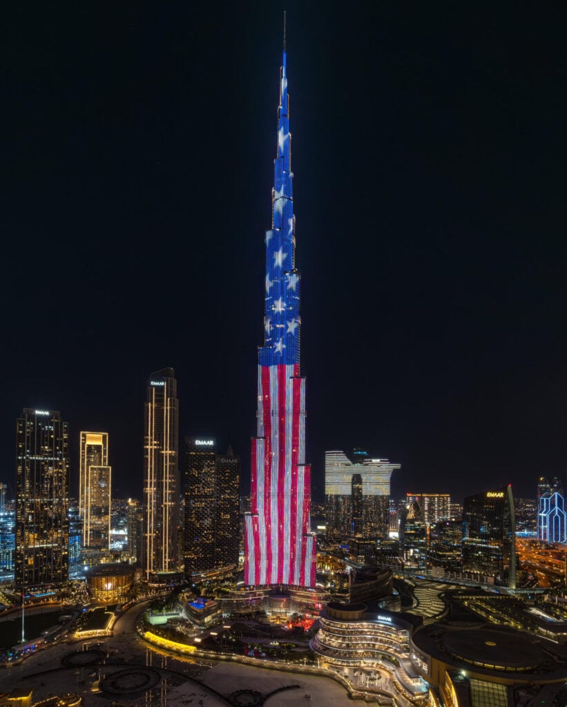 El Burj Khalifa, el edificio más alto del mundo, se viste con la bandera estadounidense con motivo de la visita del presidente Donald Trump a Emiratos Árabes. EFE/ La Casa Blanca.
