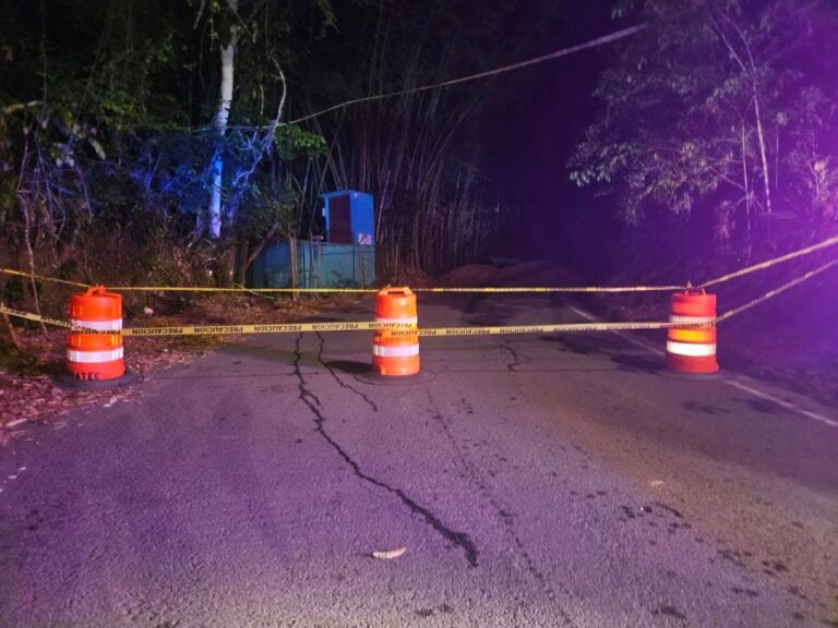 Cierran la PR-111 en Cuesta de Caguana por deslizamiento de tierra