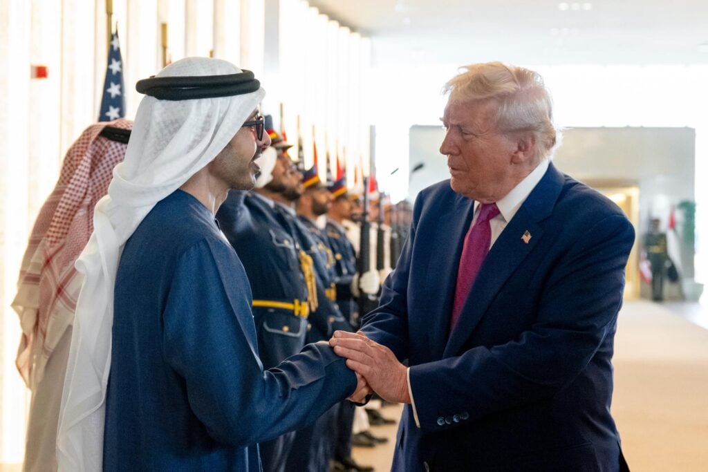 Una foto de archivo facilitada por el Tribunal Presidencial de los Emiratos Árabes Unidos muestra al viceprimer ministro y ministro de Asuntos Exteriores de los Emiratos Árabes Unidos, el Jeque Abdullah bin Zayed Al Nahyan (I), estrechando la mano del Presidente de Estados Unidos, Donald Trump (D), en Abu Dhabi, Emiratos Árabes Unidos, 15 de mayo de 2025. (Emiratos Árabes Unidos) EFE/EPA/TRIBUNAL PRESIDENCIAL DE LOS EAU