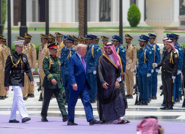 El presidente estadounidense, Donald Trump (c-i), es recibido por el príncipe heredero saudí, Mohammed bin Salman en la Corte Real del Palacio Al-Yamamah en Riad.Trump llegó este martes a Arabia Saudí, donde inicia una gira de cuatro días por los países del Golfo, país al que ha situado como un aliado estratégico para lograr sus objetivos en política exterior y atraer la inversión de los fondos soberanos del gigante petrolero, para lo que ha sido acompañado por una nutrida delegación de empresarios. EFE