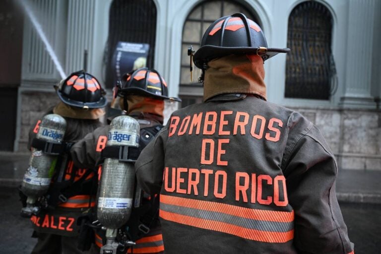Incendio de madrugada destruye guagua y causa daños eléctricos en Yabucoa
