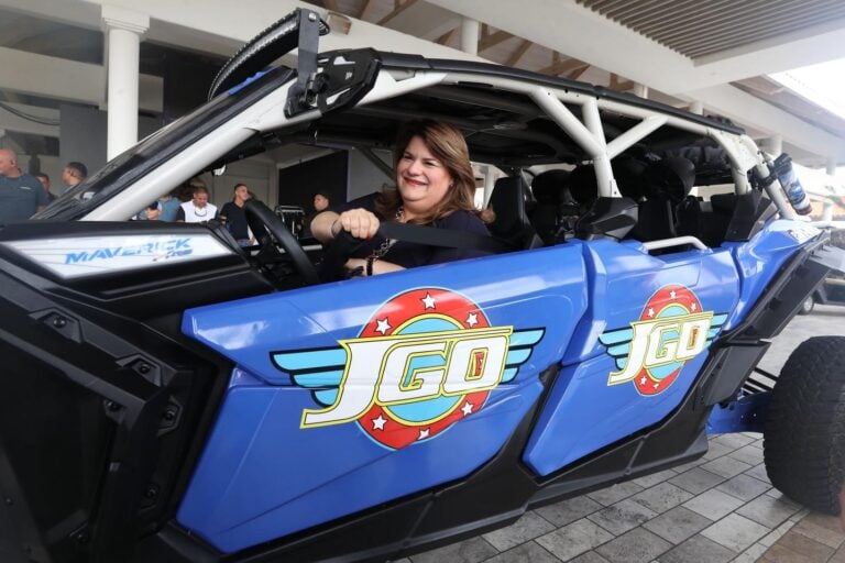 Gobernadora firma orden ejecutiva para evaluar otorgar tablillas a vehículos todo terreno
