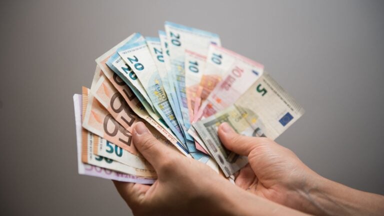 El euro cae por debajo de $1.11 dólares tras acuerdo de EEUU y China sobre aranceles