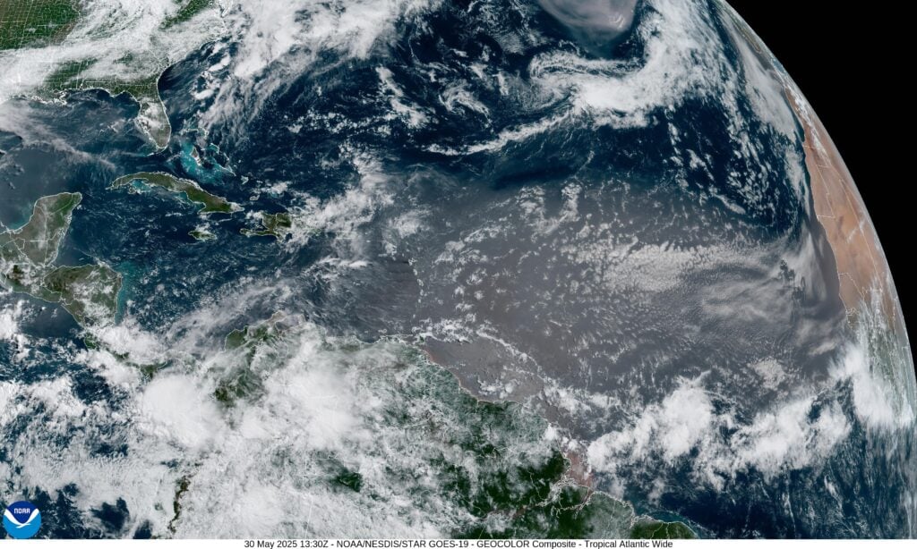 Densa nube de polvo del Sahara avanza sobre el Atlántico: pronostican calor, nubosidad y posible impacto en la salud