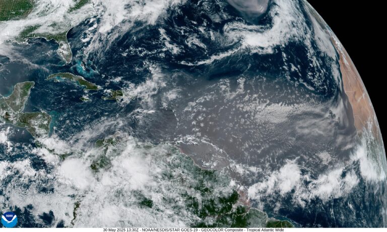 Densa nube de polvo del Sahara avanza sobre el Atlántico: pronostican calor, nubosidad y posible impacto en la salud