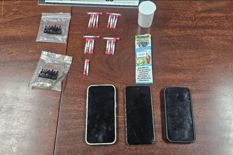 Agentes de la División de Inteligencia arrestaron a tres hombres en la barriada Vista Alegre.