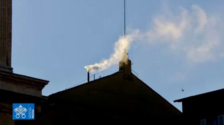 Se alza el humo blanco, la Iglesia Católica tiene nuevo Papa: mira la transmisión en vivo