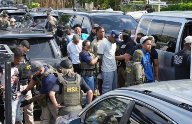 Arrestan a 31 personas en redada federal en gallera clandestina en San Juan