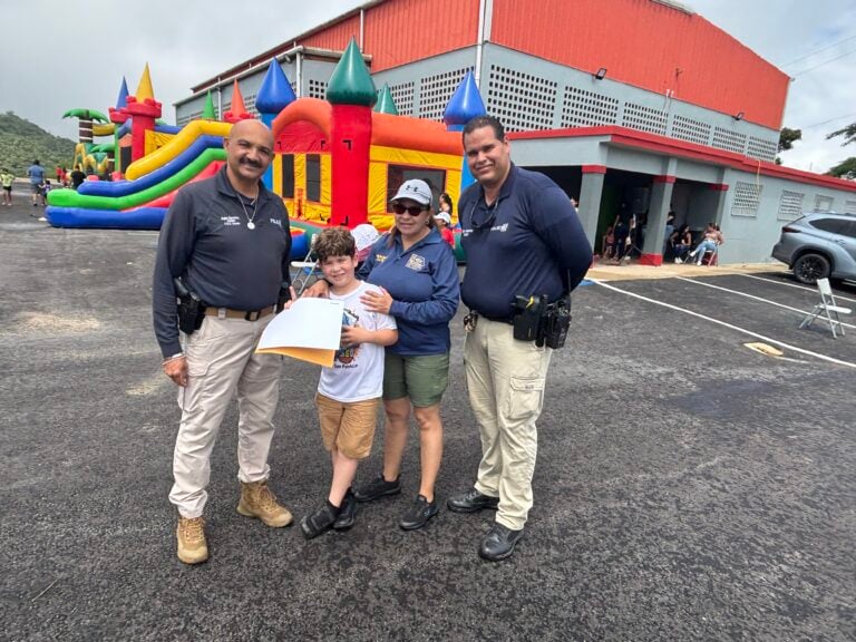 Policías y comunidad celebran el Día del Estudiante en La Pica, Jayuya