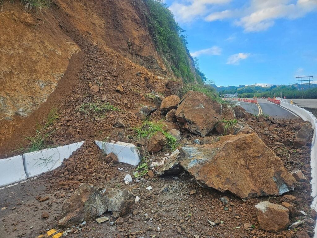 Deslizamiento de rocas obstruye la carretera PR-10 entre Utuado y Arecibo