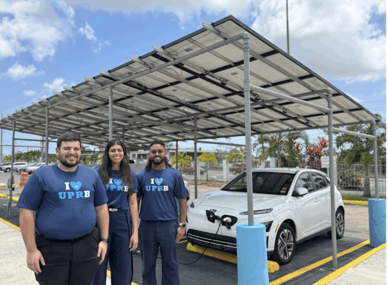 UPR Bayamón inaugura estación de carga solar para vehículos eléctricos