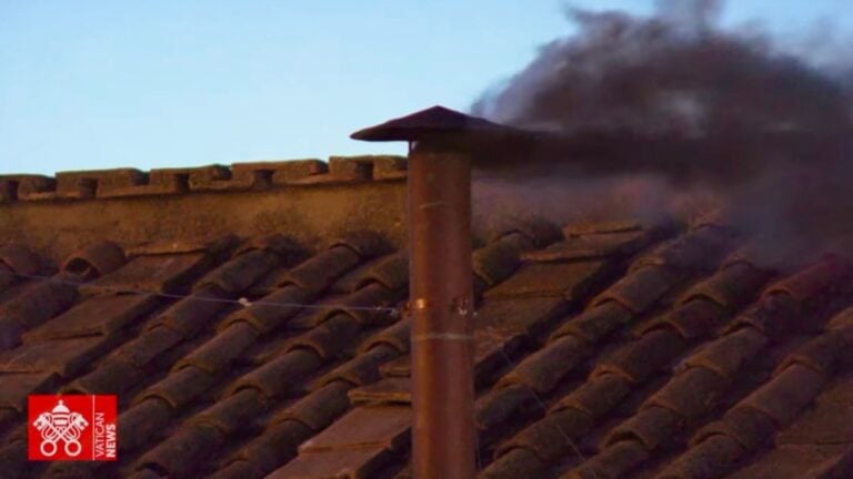 Cónclave, primera fumata negra: aún sin nuevo Papa
