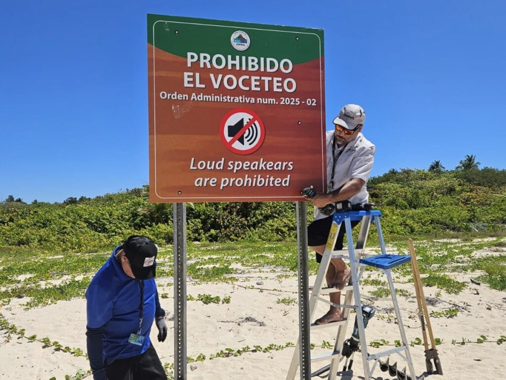 DRNA instala nuevos rótulos contra el voceteo en Icacos y Palomino