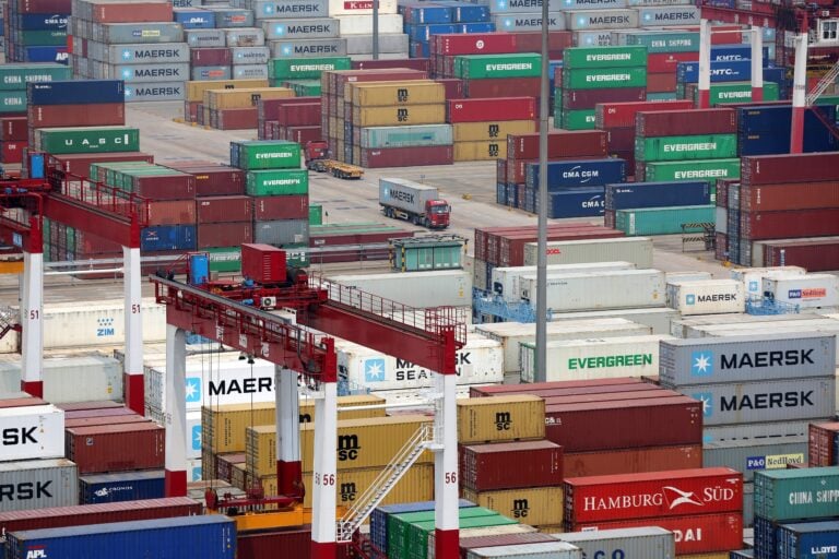 El puerto más grande en Los Ángeles EE.UU. se tambalea tras desplome del comercio con China