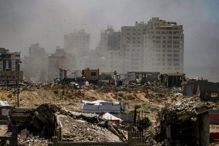 Tropas israelíes avanzan hacia el centro de la Franja mientras prosiguen ataques aéreos