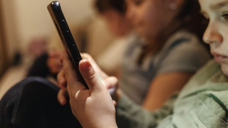 Cámara aprueba legislación dirigida a prohibir celulares en las escuelas
