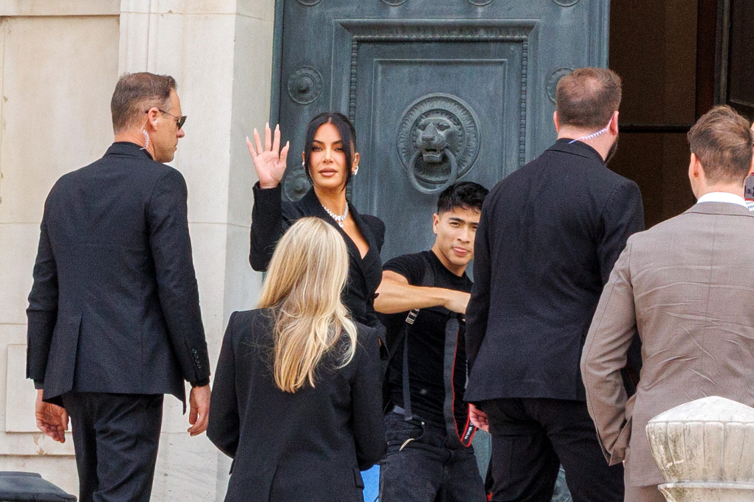 Kim Kardashian testificó en París sobre el robo millonario que sufrió en 2016