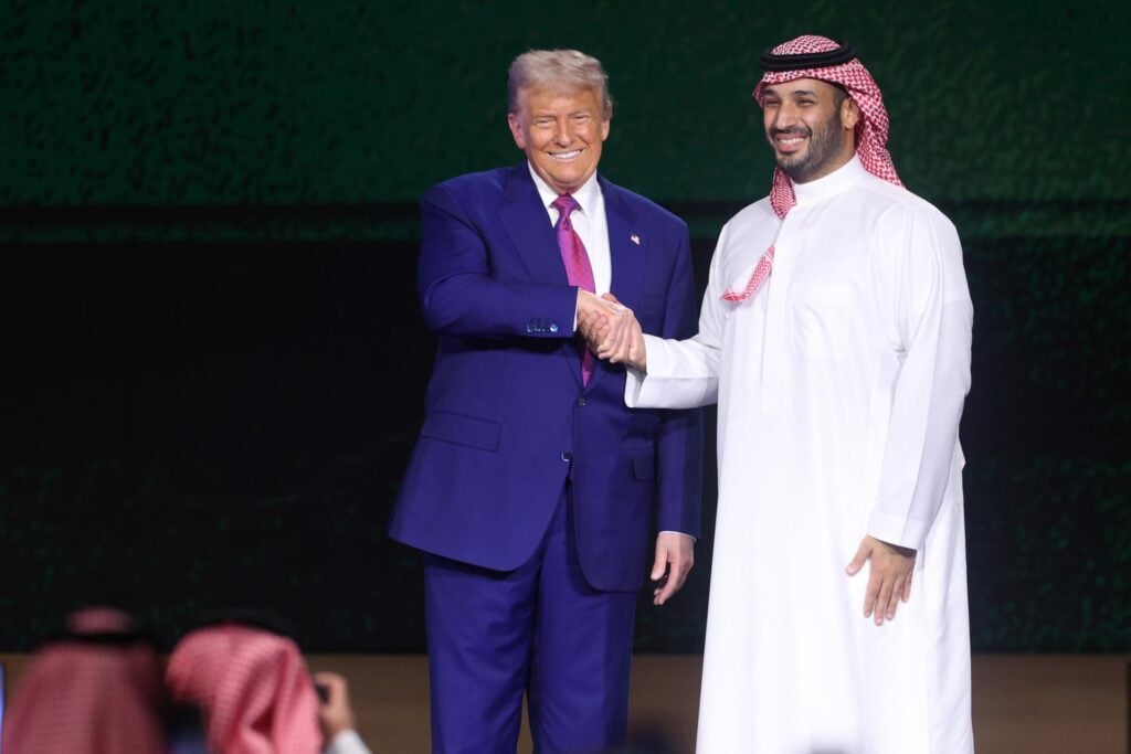 RIYADH (Arabia Saudita)- El presidente estadounidense Donald Trump (izq.) y el príncipe heredero saudí Mohammed bin Salman bin Abdulaziz Al Saud (der.) asisten al discurso inaugural del Foro de Inversión Saudí-EE. UU. en Riad, Arabia Saudita, el 13 de mayo de 2025. El foro se celebra durante la visita de Estado del presidente estadounidense Trump a Arabia Saudita el 13 de mayo. (Arabia Saudita) EFE/EPA/ALI HAIDER