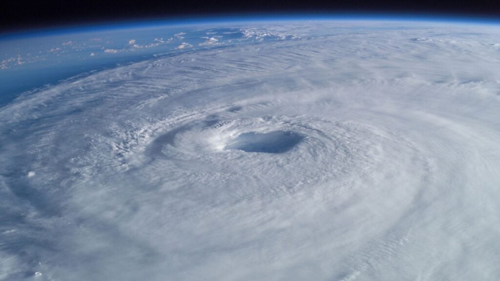 NOAA pronostica una temporada de huracanes 2025 más activa de lo normal