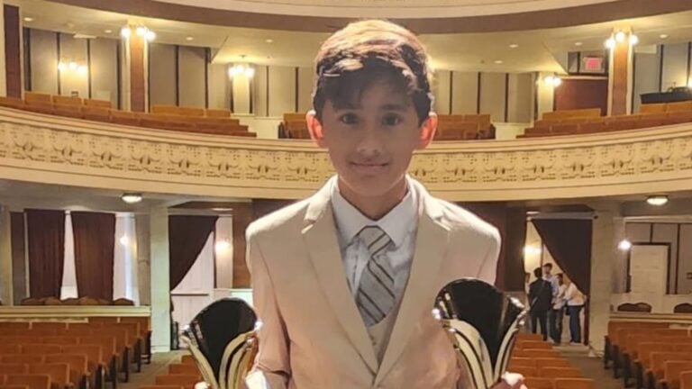 Orgullo boricua: niño guitarrista logra beca en prestigiosa escuela de música en Inglaterra