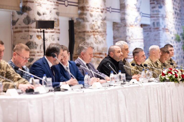 Ucrania asegura tras reunirse con Rusia en Estambul que «es capaz de seguir luchando»