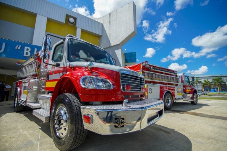 Incendio afecta oficinas del Gobierno en Vieques; investigan las causas