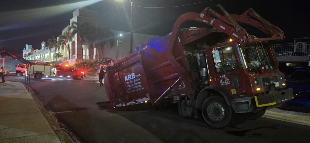 Camión de basura cae en socavón en la urbanización Rexville de Bayamón