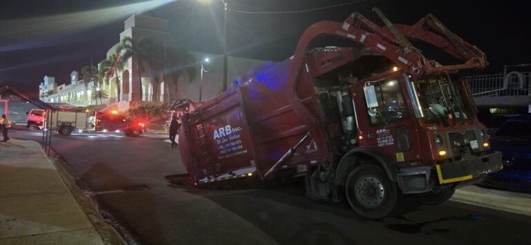 Camión de basura cae en socavón en la urbanización Rexville de Bayamón