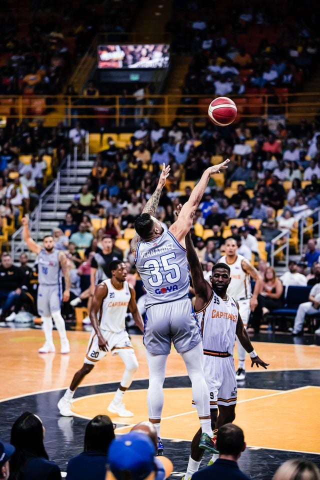Vaqueros de Bayamón vencen a los Capitanes de Arecibo en reñido duelo en la carretera