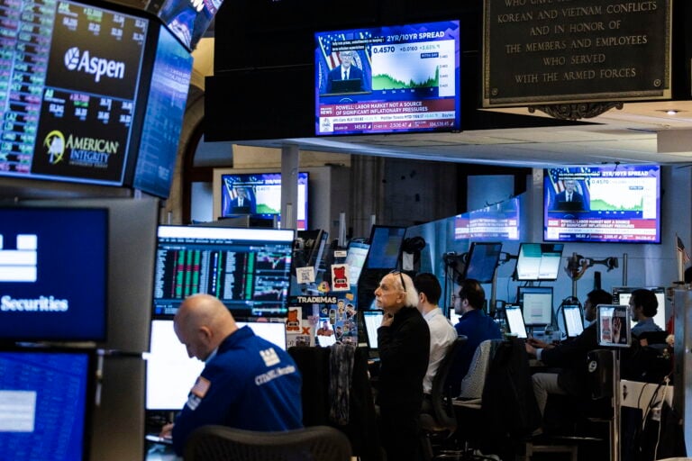 Wall Street ignora debilidad del dólar y abre con ganancias en todos sus índices