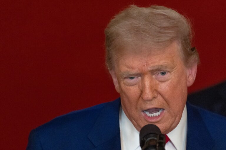 Demócratas se dividen y bloquean intento de destituir a Trump por ataque a Irán
