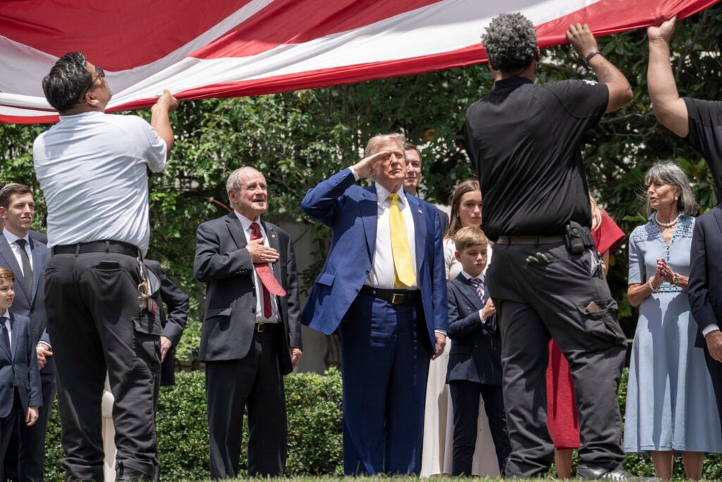 Trump instala dos gigantescas banderas en los jardines de la Casa Blanca