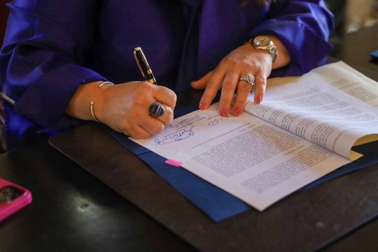 La gobernadora de Puerto Rico firma cuatro nuevas leyes