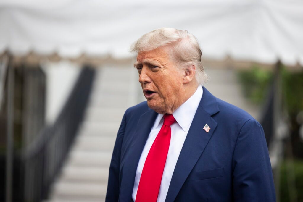 Trump afirma que instalaciones nucleares iraníes “fueron totalmente destruidas” y arremete contra medios por minimizar ataque